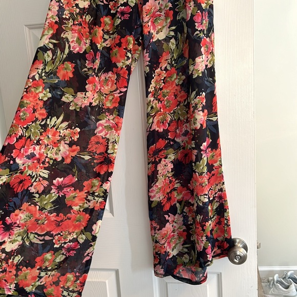 Size medium scarf pants with shorts underneath - Picture 2 of 3